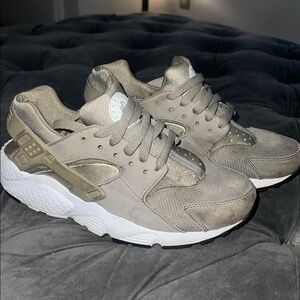 Nike Air Huarache
Cobblestone/Cobblestone-White